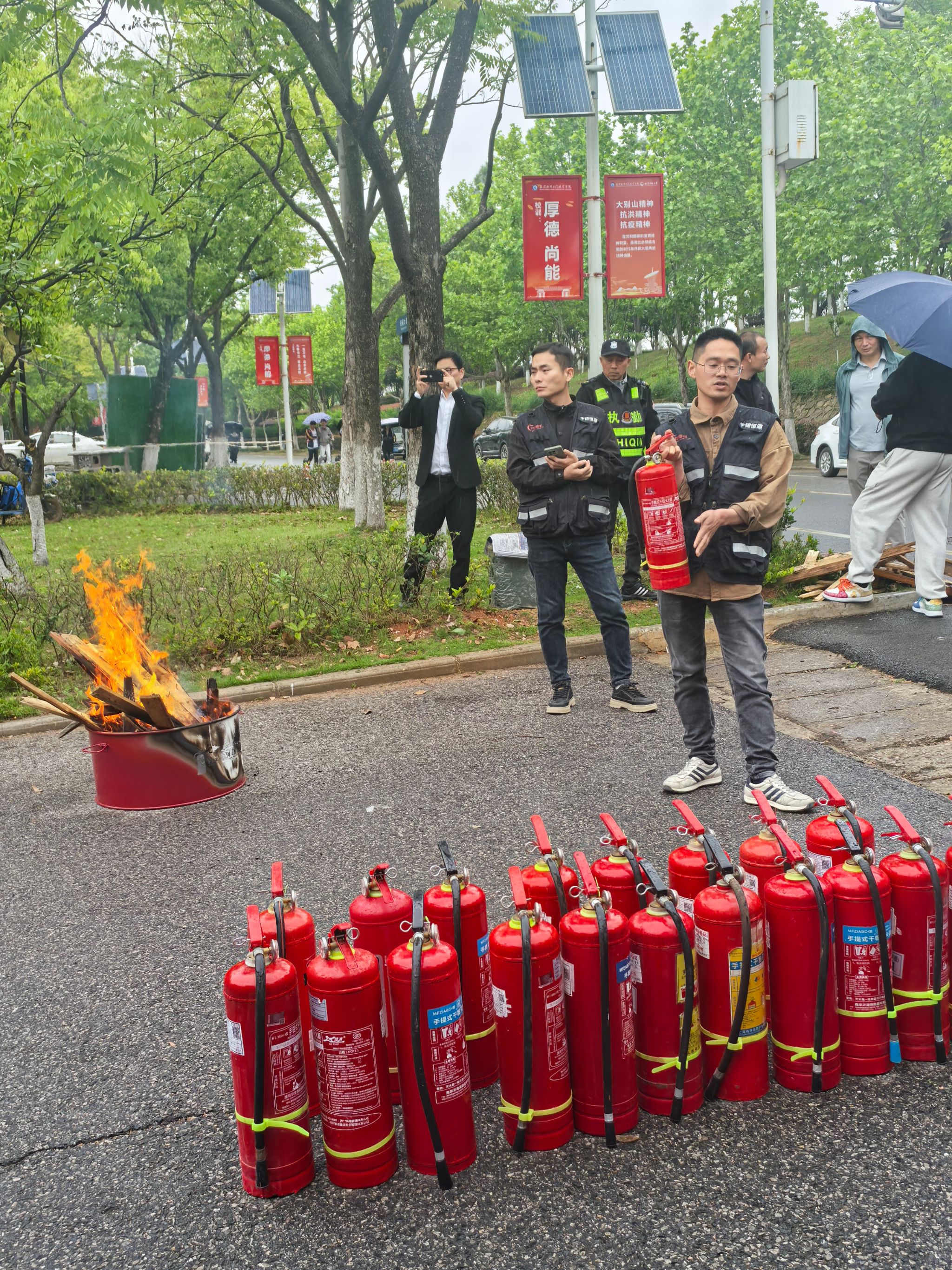 以练筑防！后勤部门开展消防实操培训！