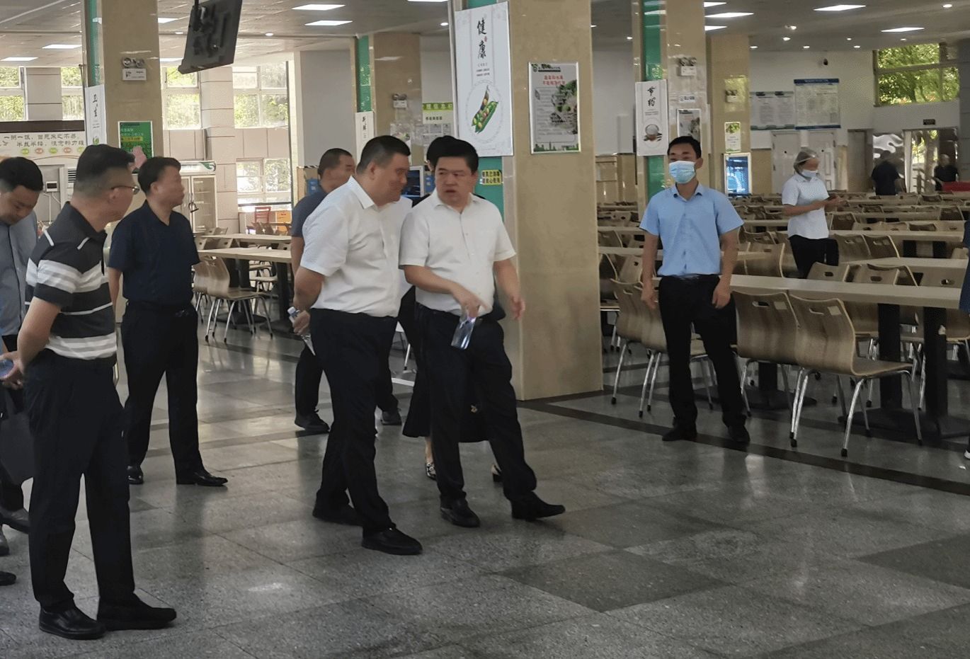 全力做好食堂开学准备，全方位保障师生“舌尖上的安全”